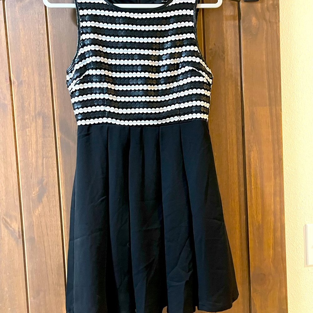 Adorable black and white sleeveless dress